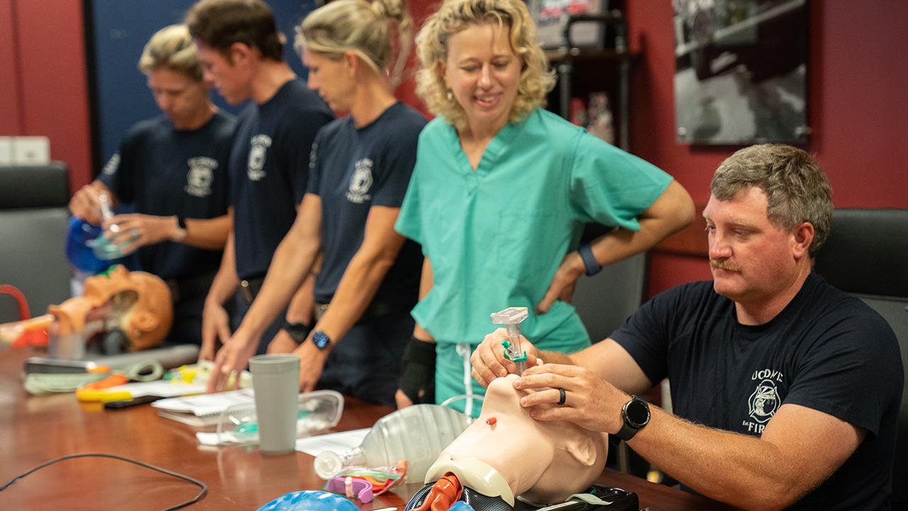 Firefighters training on i-gel with nurse anesthetist